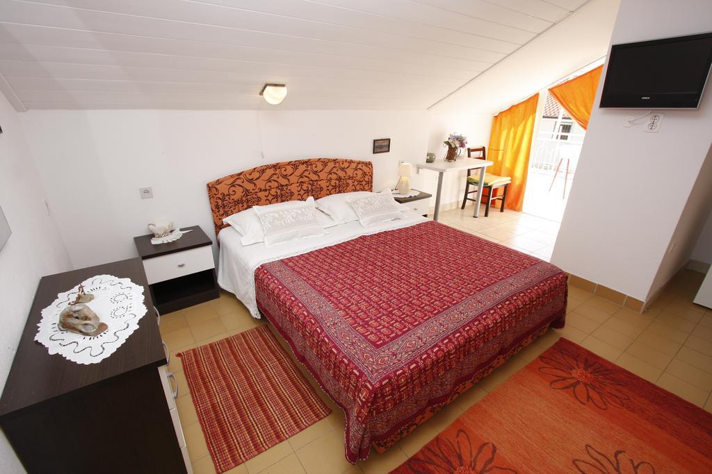 Apartments Delfin Tucepi Room photo