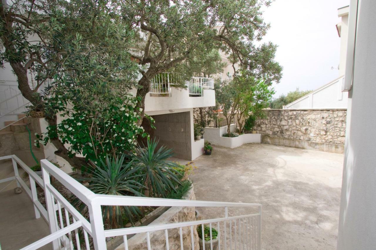 Apartments Delfin Tucepi Exterior photo