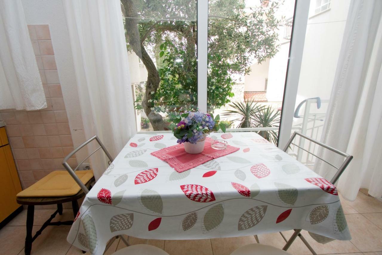 Apartments Delfin Tucepi Exterior photo